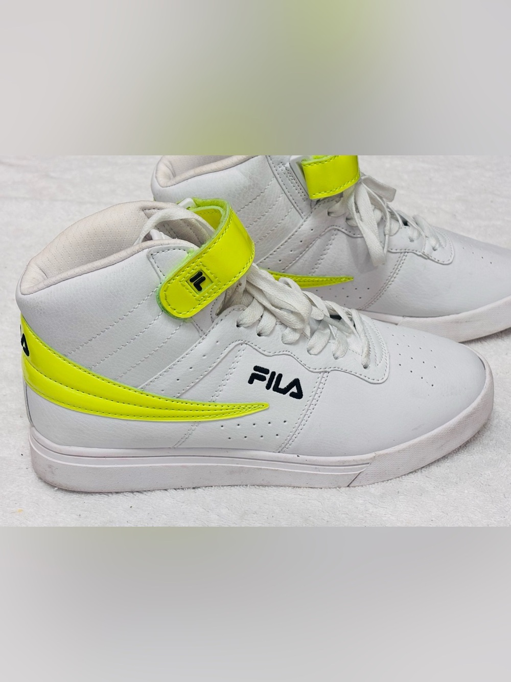 Almost Brand New Vintage Sneakers By FILA - Size 8 1/2 - Box 84